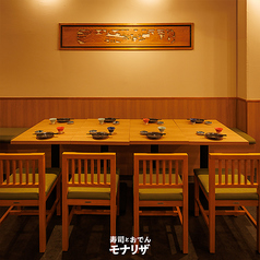 ［6～8名様］間接照明と温もりある木の質感が調和したテーブル席。壁面には彫刻欄間が設えられ、日本の美意識が息づく演出が施されています。大切な時間を一層特別なものへと昇華させてくれる空間です。