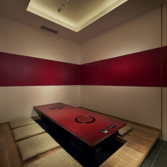 足を伸ばしてくつろげる掘りごたつ式の完全個室です。周囲の喧騒から離れたプライベートな空間で、大切な人との特別な時間を満喫できます。接待やお祝い事など、特別な日のお食事に最適です。