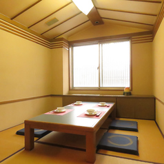 【2F】落ち着いた雰囲気の座敷席は、接待や会食にも最適です。美味しい料理と上質な空間で、大切な方との時間をお過ごしください。