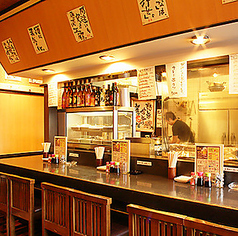 おひとり様でも気軽に立ち寄れるカウンター席。ジュージューと焼ける音と炭の香りが食欲をそそります。焼き鳥を五感すべてで感じ、ゆったりと自分の時間を満喫できる空間です。気さくなスタッフとの会話も楽しいお席です。