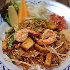 パッタイ グン/ムークローブ(海老入り/豚肉カリカリ揚げ入り)