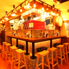 【雰囲気が心地良い】気心知れた友人とのサク飲みにも最適なカウンター席。もちろんお一人様も大歓迎です。