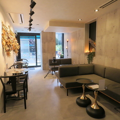 15名～17名の貸切に対応した、ゆったりとした時間を過ごせるくつろぎの空間。穏やかな雰囲気の中で貸切パーティーを楽しむことができます。ふかふかのソファでくつろぎ、シーシャの豊かな香りに包まれながら、心地よい時間をお過ごしください。大人の交流を深める場所として最適です。