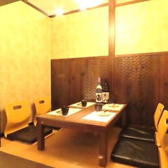 【半個室】お座敷、半個室席です。友人や家族、同僚との特別なひとときを過ごすなら、ぜひご利用ください。自慢の料理と上質なサービスが、皆様のお祝いや記念日を華やかに彩ります。お客様のご要望に合わせたカスタマイズも可能ですので、お気軽にご相談ください。素敵な時間を過ごすために、当店をご利用ください。