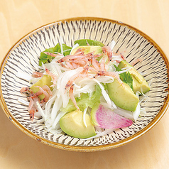 新玉スライスの桜海老とアボカドサラダ～かぼすドレッシング～