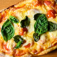 絶妙な焼き加減のピザと濃厚ソースが絡む至福のパスタ