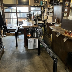 木の温もりが心地よいカウンター席は2卓(1名様×5、1名様×3)ご用意しております。それぞれのお席は人数に合わせてグループ利用も可能です。お一人様でのゆったりとした晩酌はもちろんのこと、少人数での語らいやカジュアルなデートなど、様々なシーンで気軽にご利用いただける開放的で落ち着いた空間となっております♪