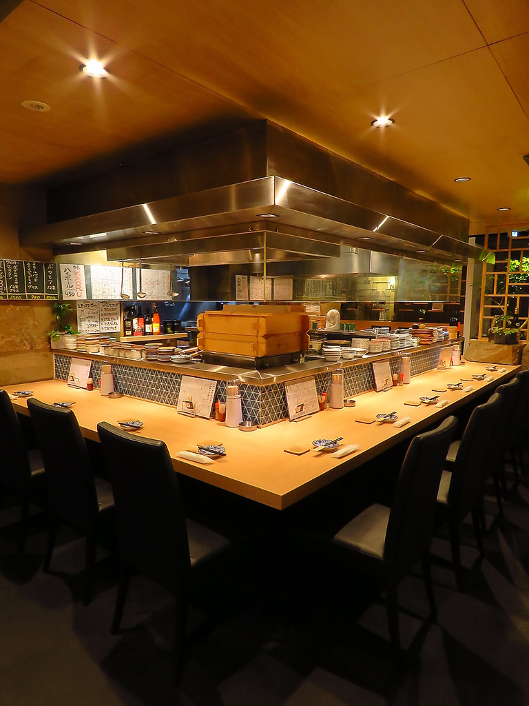 お洒落&ゆったり座れてくつろげるカウンター席をご用意！デートや気の置けない仲間とのお食事にも◎