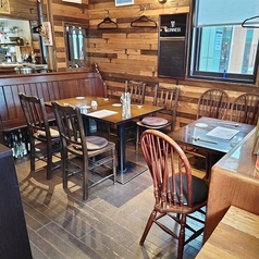 1階席です。木の椅子には座面にクッションを置いて座り心地を良くしております!2名テーブル×3