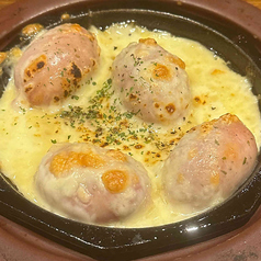 鉄板ソーセージのチーズがけ