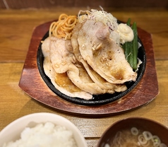 「自家製の生姜ダレ」で焼いたジオ生姜焼き定食