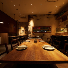 広い窓で囲まれた当店。お昼は明るく開放感があり温かい日差しも入ります。夜は洗練され、おしゃれだけどカジュアルで入りやすいアットホームな店内です。ファミリーでも、カップルでも、会社宴会やパーティー、女子会やデート、誕生日、記念日にもさまざまお使いいただけます。