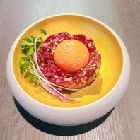 肉の個性を引き立てる秘伝のタレと五感で楽しむ演出
