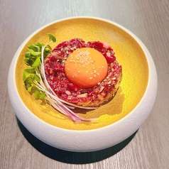 肉の個性を引き立てる秘伝のタレと五感で楽しむ演出