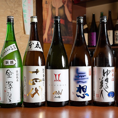 日本酒1合490円(税込)！！種類豊富な日本酒を気軽に飲み比べ！！日本酒を楽しみましょう〜！の写真