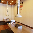 靴を脱いでゆったりとお寛ぎください。最大13名様までご利用できる座敷もございます。友人や家族との集まりに最適ですよ！この明るい雰囲気の中で、美味しい食事を楽しみながら、素敵な時間をお過ごしください。