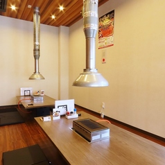 靴を脱いでゆったりとお寛ぎください。最大13名様までご利用できる座敷もございます。友人や家族との集まりに最適ですよ!この明るい雰囲気の中で、美味しい食事を楽しみながら、素敵な時間をお過ごしください。