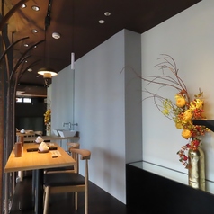 大きな窓から街の灯りを望む2名掛けのテーブル席。木の温もりと穏やかな灯りが包む空間は、デートや記念日ディナーにぴったり。落ち着いた雰囲気の中で、職人の技が光る串揚げをゆっくりとお楽しみください。