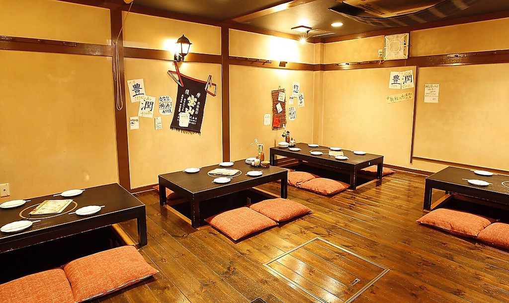 全席掘りごたつになっており、個室は最大30名様まで宴会可能。仲間や同僚とワイワイと^_^