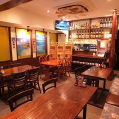 当店では、広々としたテーブル席のほか、お子様連れでも安心なソファ席をご用意しております。店内に流れる沖縄音楽に耳を傾けながら、日常を忘れてゆったりとしたひとときをお楽しみください。