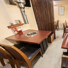 3～4名様でご利用いただけるテーブル席は、気の合う仲間と楽しく飲みたい少人数のお客様にピッタリ。気さくなオーナーのふるまう、厳選された食材とひと手間かけたお肉をご堪能いただけます◎駅チカの焼肉店でリーズナブルに楽しめるのは、当店ならでは♪