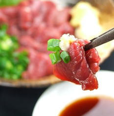 希少な逸品料理、だちょう刺し♪お酒のおつまみに最高の一品ですの写真