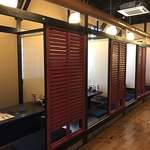 黒と朱を基調とした落ち着いた雰囲気の店内。歓送迎会などの会社宴会や女子会など幅広くご利用可能！