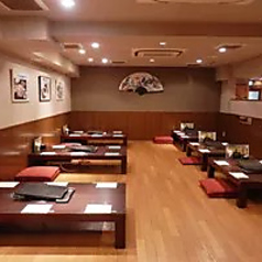 足を伸ばしてゆったりとくつろげる、広々としたお座敷席です。ご家族での食事や、大人数でのご宴会に最適で、落ち着いた雰囲気の中で食事をお楽しみいただけます。