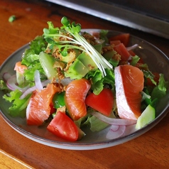 サーモンとアボカドのサラダ