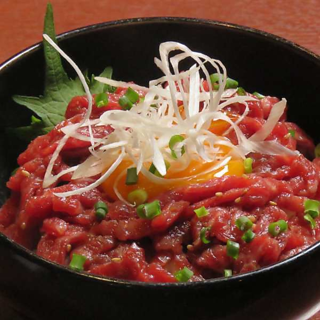 一品メニューにも肉屋の矜持　画像はユッケ丼