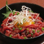 一品メニューにも肉屋の矜持　画像はユッケ丼