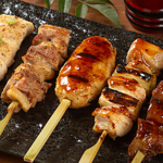 備長炭でじっくりジューシーに焼き上げる串は10種類以上。
