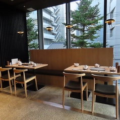 木の温もりを感じる明るいテーブル席。接待や会食はもちろん、女子会や少人数の食事にも最適です。落ち着いた雰囲気の中で、職人が揚げる串揚げをゆっくりとお楽しみください。