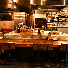 【カウンター席】おひとり様や少人数・デートにも最適なカウンター席を10席ご用意しております。目の前でピザを焼き上げる様子を眺めながら、ゆっくりとお酒を楽しめます。