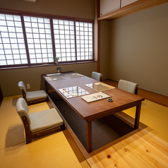 「茶の間」をイメージした和室の完全個室です。畳仕様の掘りごたつ席となっており、ご家族でのご利用や大事な接待など、他のお客様を気にせずプライベートを大切にしたいシーンなどで是非ご利用ください。