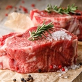★自慢のステーキ★牛肉は、赤身と脂身のバランスが良く、柔らかい肉質とジューシーさが特徴的なブラックアンガス牛を主に使用
