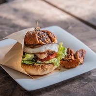 和牛バーガーと牛すじカレーで贅沢なランチをごゆっくり