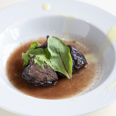 ◇◆ジューシーな煮込み加減は肉汁溢れる美味しさ◇エゾシカすね肉の赤ワイン煮込みの写真