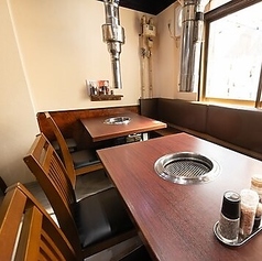 3～4名様でご利用いただける、ゆったりと寛げるテーブル席。温かい雰囲気で賑やかな空間は居心地も良く、気心の知れた友人と楽しく飲みたい方など、少人数のお客様にオススメ◎厳選された食材とひと手間かけたお肉を、リーズナブルにお楽しみいただけます！