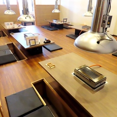 居心地の良い空間が魅力の店内。多くの人々で賑わい、自然と笑顔が広がる場所です！掘りごたつのスタイルは、リラックスした雰囲気を提供し、みんなで楽しむのにぴったり。7名まで座れる広々とした席で、友人や家族との楽しい時間をお過ごしください。