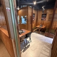 2階の8名様から10名様向けのテーブル席です。中規模の飲み会や友人グループでの集まりに最適な広々としたスペースをご用意。