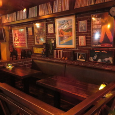 あたたかみ溢れる木製テーブル席。ライティングと相まって居心地良く過ごせます。