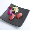 料理メニュー写真 レアステーキ握り肉寿司(2貫)