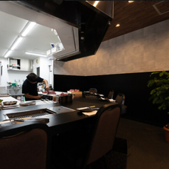 カウンター席では、調理を間近で見ることができるので、お一人様でのご来店でも楽しいひとときをお過ごしいただけます。鮮やかな包丁さばきや、迫力あるお肉の塊を見ていると、あっという間に時間も過ぎます。