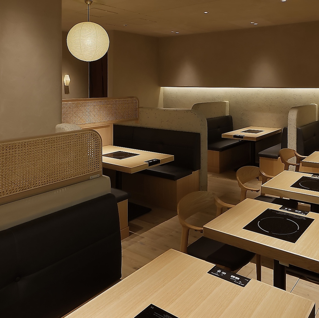 テーブル席は広々としてゆったり♪買い物帰りにお食事処としての利用◎