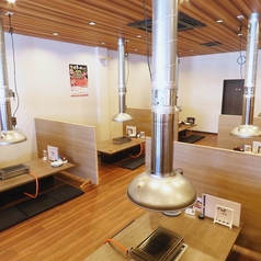 最大18名様まで座れる掘りごたつをご用意しています!このお店は、開放感あふれる明るい環境です。仲間や同僚との集まりにぴったり。美味しい料理を囲んで、楽しい会話が生まれる場所で、心に残る思い出を作りましょう!