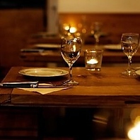 2階はゆったり寛げるテーブル席をご用意