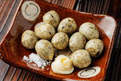 うずらたまごの藁焼き