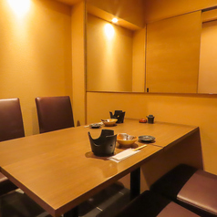 掘りごたつ式個室は4名席×4部屋ございます。人数に応じて繋げることが可能です