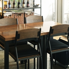 2～4名様まで使える天然オークのテーブル、吹き抜けのある広々空間は居心地抜群☆背もたれ付きの座席でゆったりとお食事をお楽しみ頂けます。